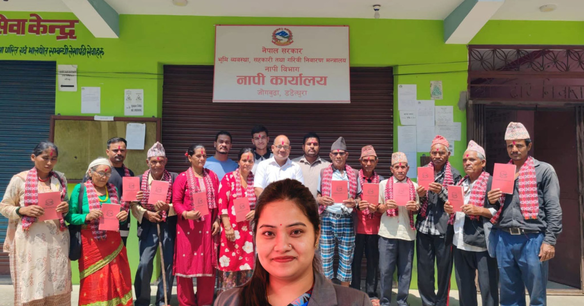 ३८ वर्षपछि डडेल्धुराका १२ परिवारले पाए लालपुर्जा