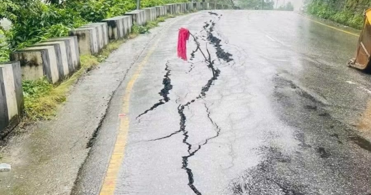 त्रिशूली नदीले सडक कटान गर्दा मुग्लिन–नारायणगढ सडक एकतर्फी अवरुद्ध