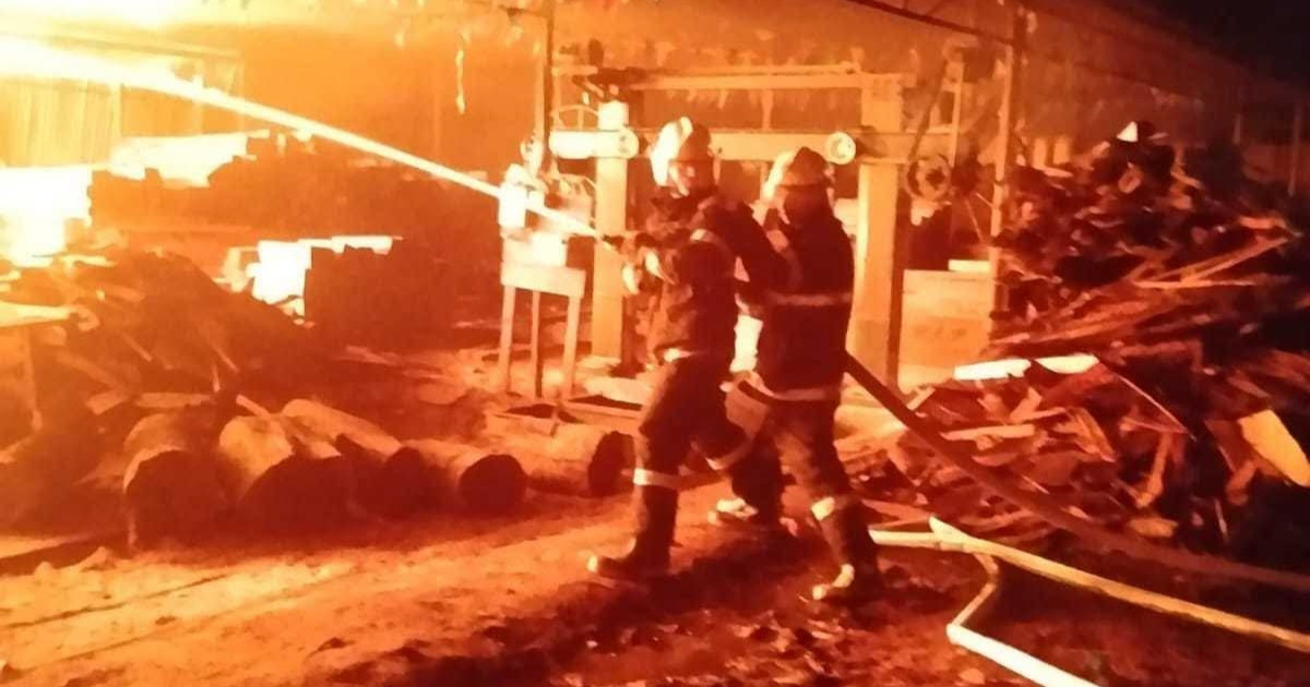 विद्युत् सर्ट भएर गोकर्णेश्वरको काठ उद्योगमा आगलागी, नेपाली सेनाको सक्रियतामा नियन्त्रण